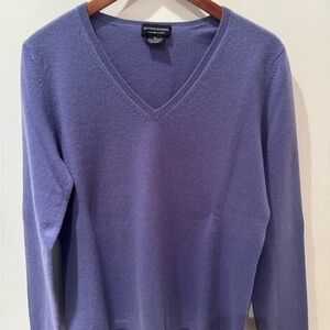 Sutton House lilac cashmere v-neck sweater. Size XL. (More like 10-12)